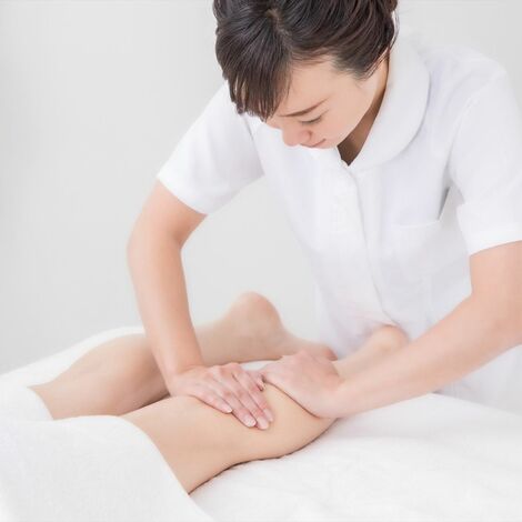 念入りに施術するスタッフ